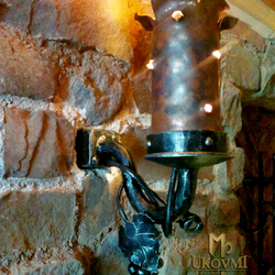 Geschmiedete Wandleuchte aus getriebenem Kupfer  historische Lampe